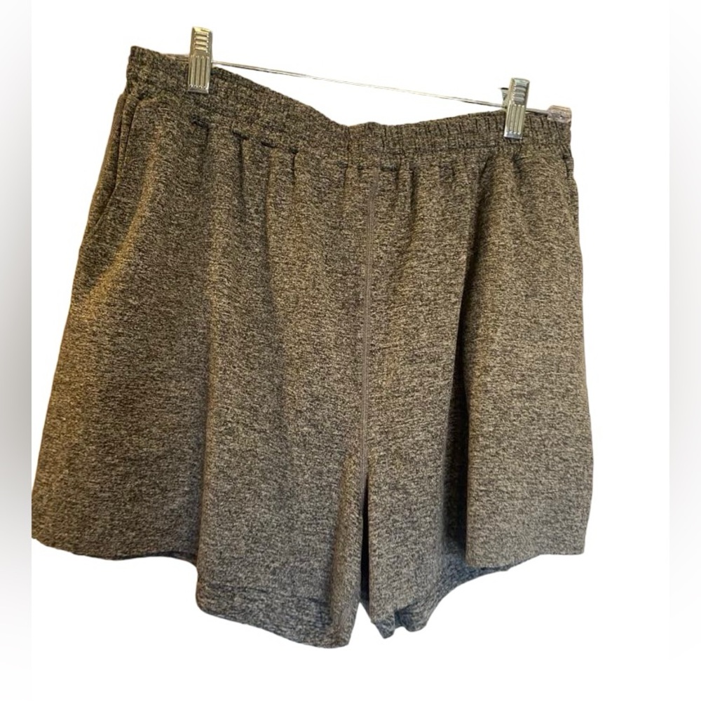 91. NWT Vuori active shorts Size XL